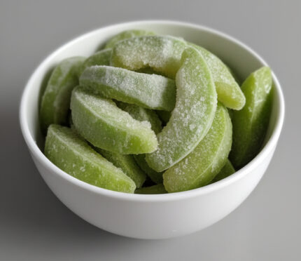 طالبی منجمد IQF به رنگ سبز روشن، برش مکعبی در کاسه استیل - آماده برای تأمین عمده و صادرات.