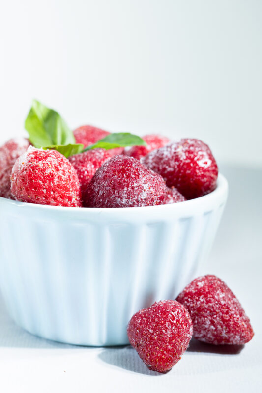 توت فرنگی منجمد (یخ زده) با کیفیت IQF آماده مصرف برای اسموتی و دسر