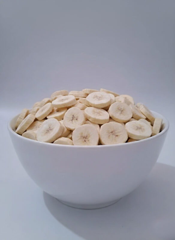موز خشک ورقه ای، چیپس موز طبیعی بدون شکر، میان وعده سالم و پر انرژی در ظرف سفید