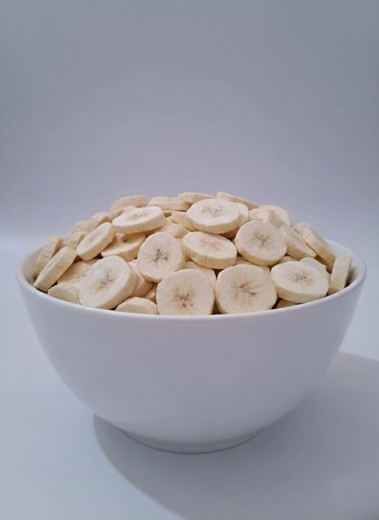 موز خشک ورقه ای، چیپس موز طبیعی بدون شکر، میان وعده سالم و پر انرژی در ظرف سفید