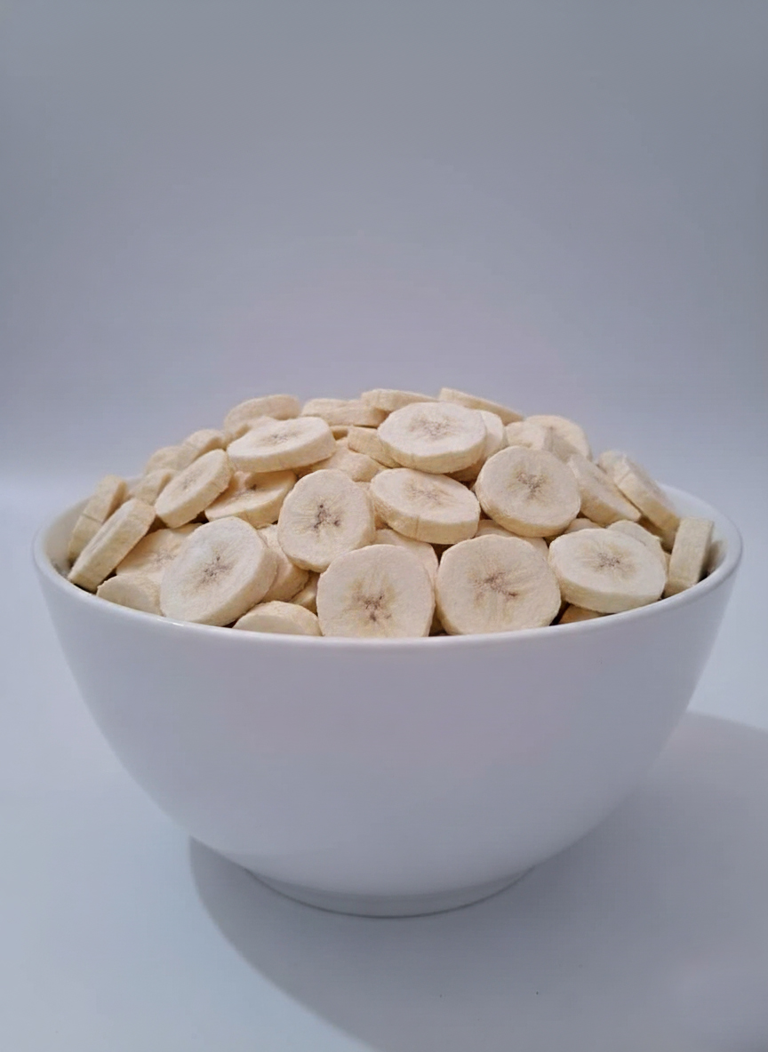 چیپس موز خشک ارگانیک و پر انرژی موز خشک ورقه ای، چیپس موز طبیعی بدون شکر، میان وعده سالم و پر انرژی در ظرف سفید