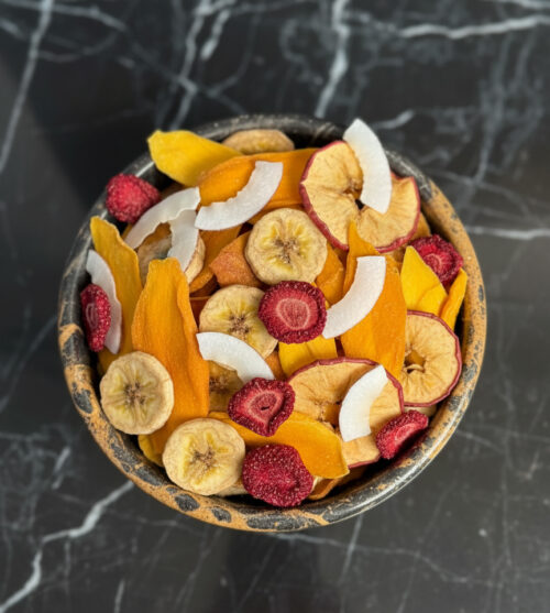 میکس چیپس میوه سالم و پرانرژی شامل توت فرنگی، انبه، موز و سیب خشک شده.